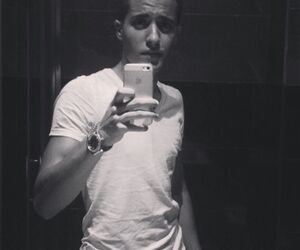 mustaa